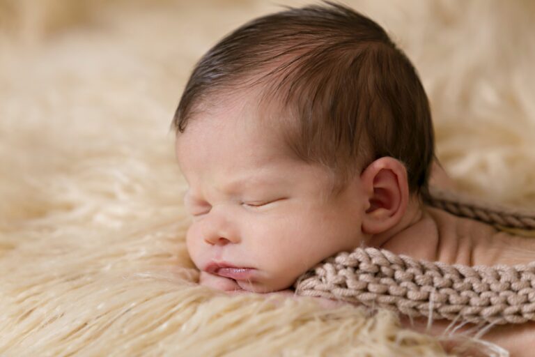 赤ちゃんポーズで寝たまま肩こりリセット